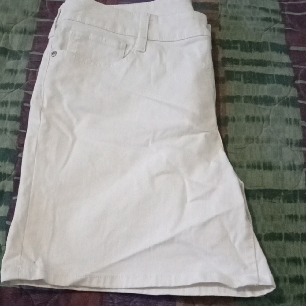 Free With $10 Purchase St John's Bay White Floral Women's Shorts - Picture 6 of 10